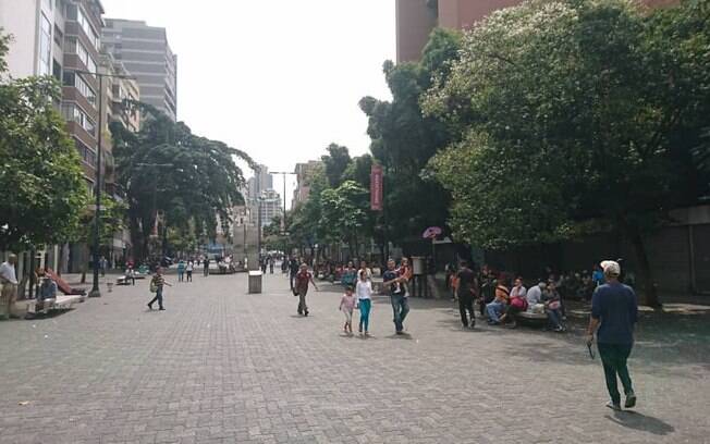 Com falta de transportes, apagão levou venezuelanos a atravessarem cidade a pé