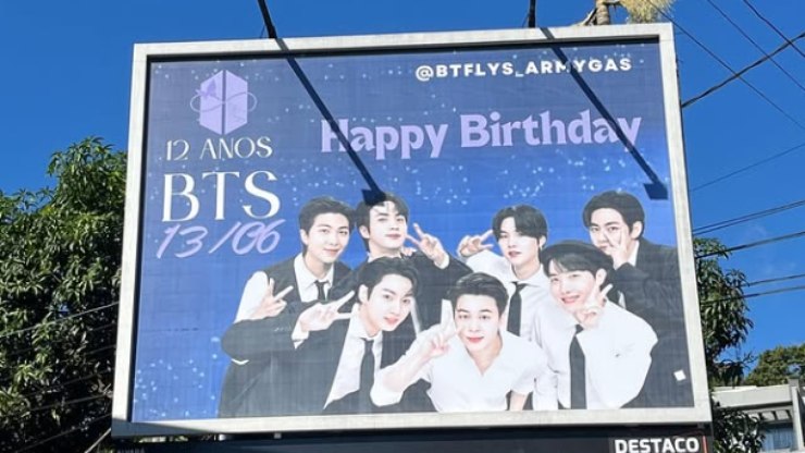 Fãs celebram aniversário do BTS com outdoor em Blumenau