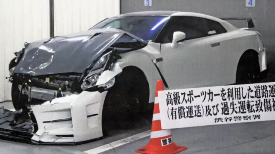 Carro esportivo ficou destruído Carro esportivo ficou destruído
