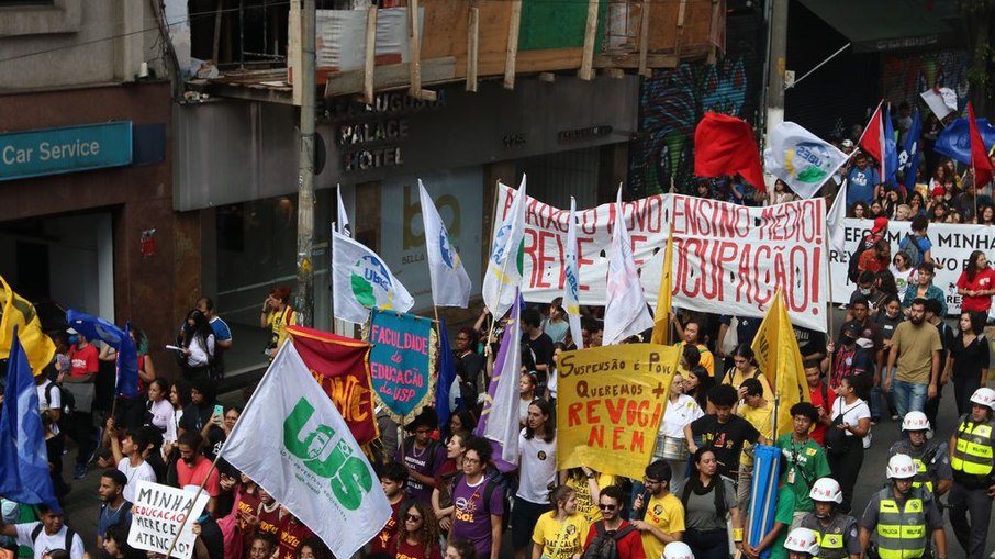 Estudantes participam do 2º Ato pela Revogação do Novo Ensino Médio na Rua Augusta.