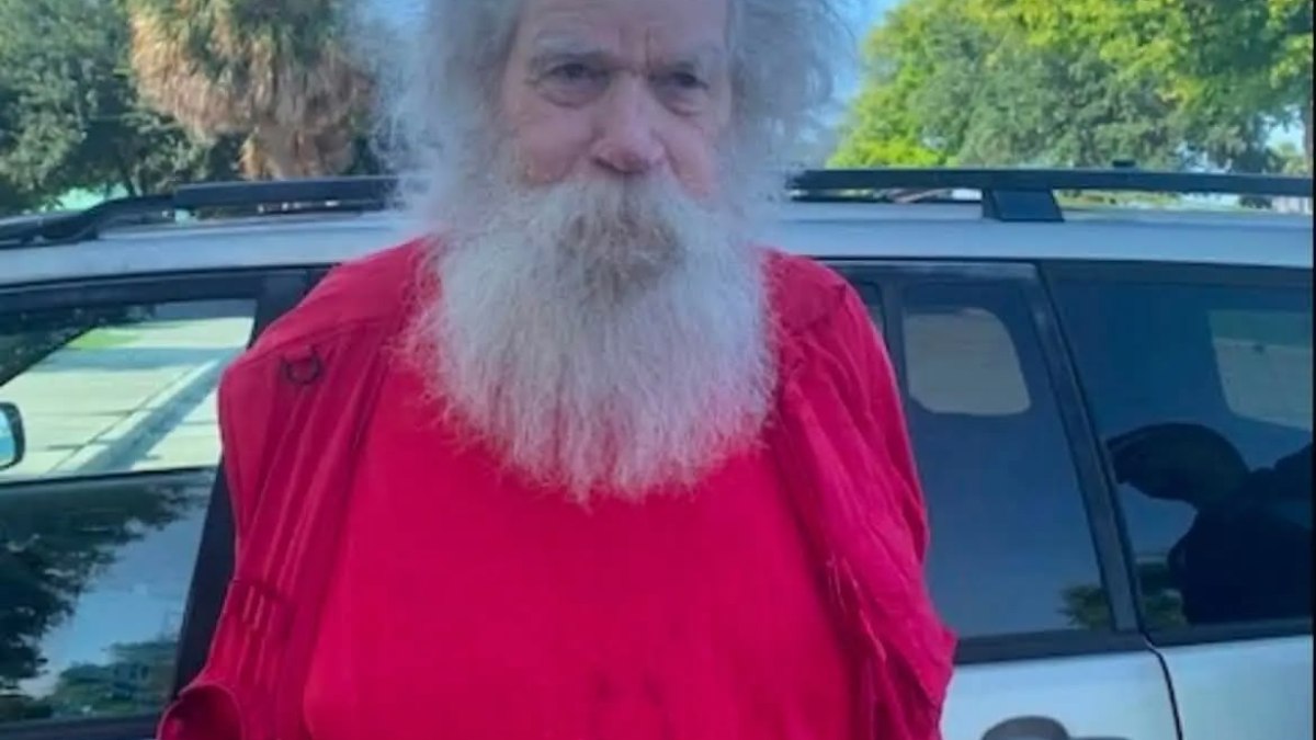 'Papai Noel', de 75 anos, foi preso após tentar marcar encontro com um adolescente de 15 anos para fins sexuais