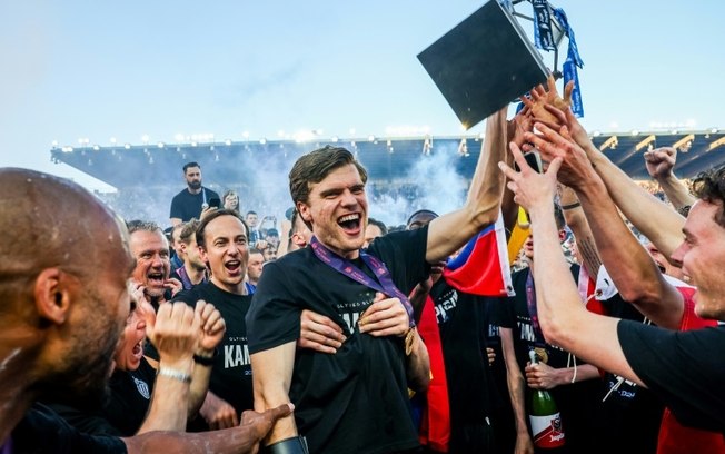 O lateral Bjorn Meijer comemora com o troféu do Campeonato Belga o título do Club Brugge neste domingo, em Bruxelas