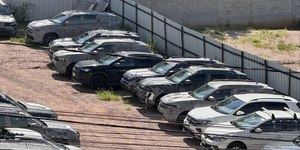 Exclusivo: flagra revela vários Renaults camuflados em garagem