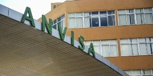 Anvisa proíbe "Xarope da Vovó", vitamina C e cúrcuma; entenda