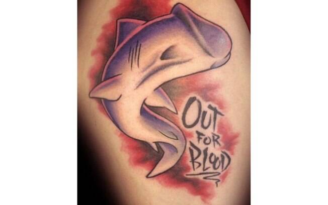 As tatuagens são bem criativas e nessa mostra um pênis tubarão 
