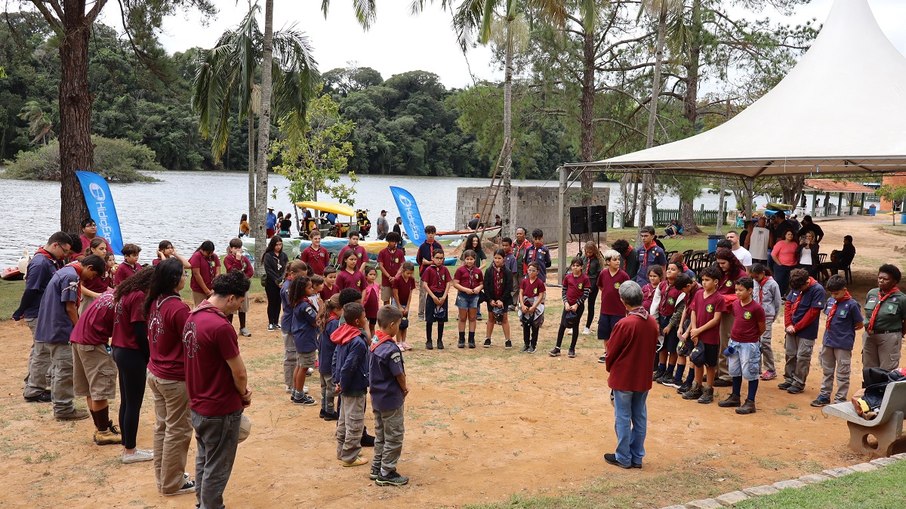 Grupo de escoteiros na durante evento na represa II
