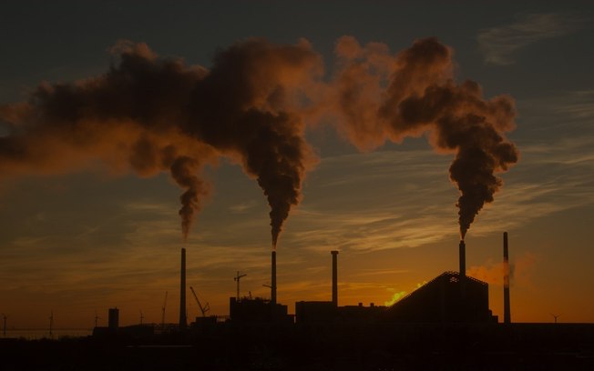 Indústria fóssil tem dívida de US$ 209 bi em reparações climáticas, diz estudo
