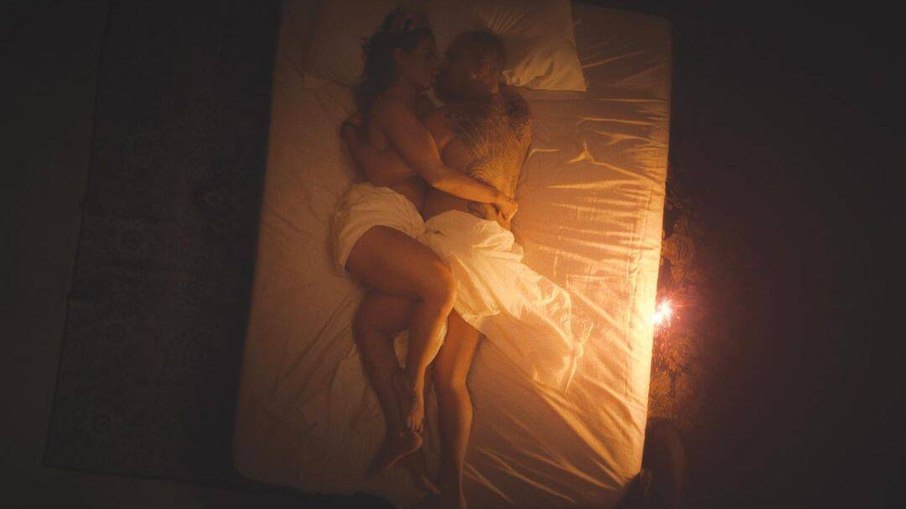 Paolla Oliveira e Diogo Nogueira posam na cama juntos Paolla Oliveira e Diogo Nogueira posam na cama juntos