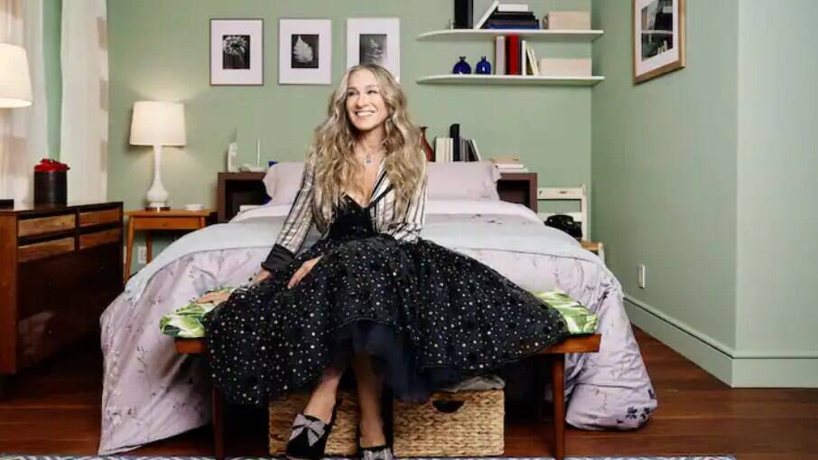 Cumprimentos de Sarah Jessica Parker, Cosmopolitan e acesso ao icônico closet estão incluídos na réplica do apartamento de Carrie Bradshaw em 