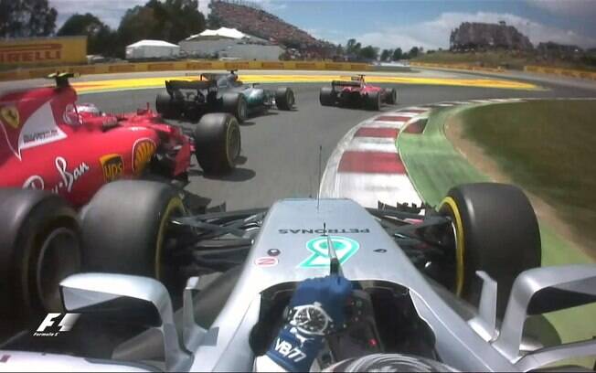 Momento da confusão de carros que tirou Kimi Raikkonen do GP da Espanha de F1