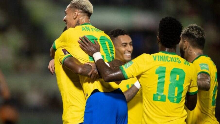 Antony comemora gol marcado pela seleção brasileira