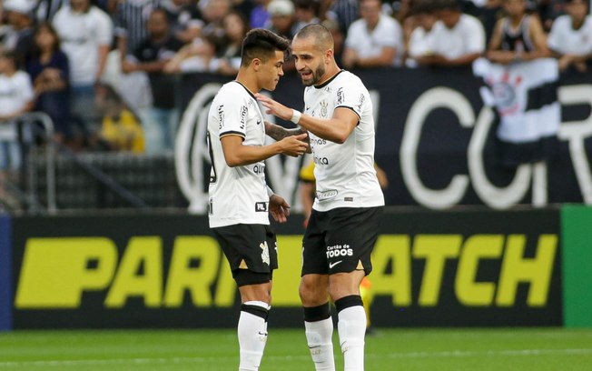 Renato Augusto tem estiramento no joelho e será reavaliado no Corinthians