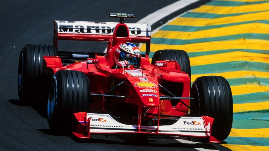 Ferrari F1-2000 pilotada por Schumacher possui motor 3.0 V10 de 90 graus capaz de entregar 800 cv de potência