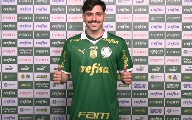 Mauricio posa para foto como novo jogador do Palmeiras