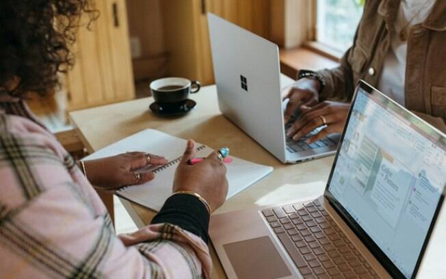 Funcionários preferem o trabalho híbrido, aponta estudo
