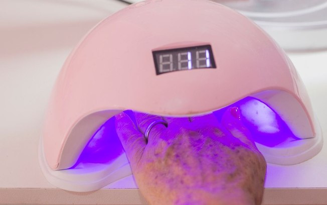Lâmpadas para secar esmalte podem causar câncer de pele, mas cuidado simples ajuda na prevenção