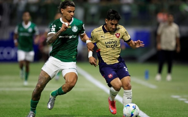 O meia colombiano do Palmeiras, Richard Rios, e o atacante do Cerro Porteño, Gabriel Aguayo, brigam pela bola durante a partida da fase de grupos da Copa Libertadores, no estádio Allianz Parque, em São Paulo, em 9 de abril de 2025. O meia colombiano do Palmeiras, Richard Rios, e o atacante do Cerro Porteño, Gabriel Aguayo, brigam pela bola durante a partida da fase de grupos da Copa Libertadores, no estádio Allianz Parque, em São Paulo, em 9 de abril de 2025.