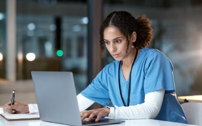 Empresa auxilia médicos a estudar e trabalhar no exterior