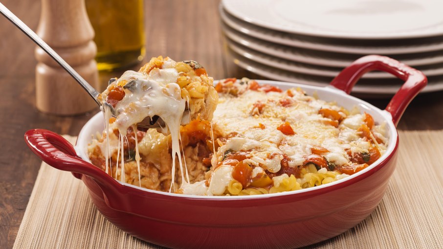 Surpreenda a família com este Macarrão Parafuso com Tomate Cereja e Manjericão Gratinado