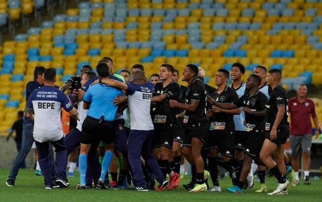 Árbitro relata 'circunstâncias hostis' e revela expulsão de Barreto, do Botafogo, em súmula