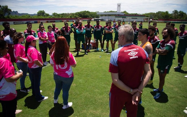 Fluminense recebe sete mulheres em tratamento contra o câncer de mama, em uma iniciativa da 'Marque Esse Gol' 