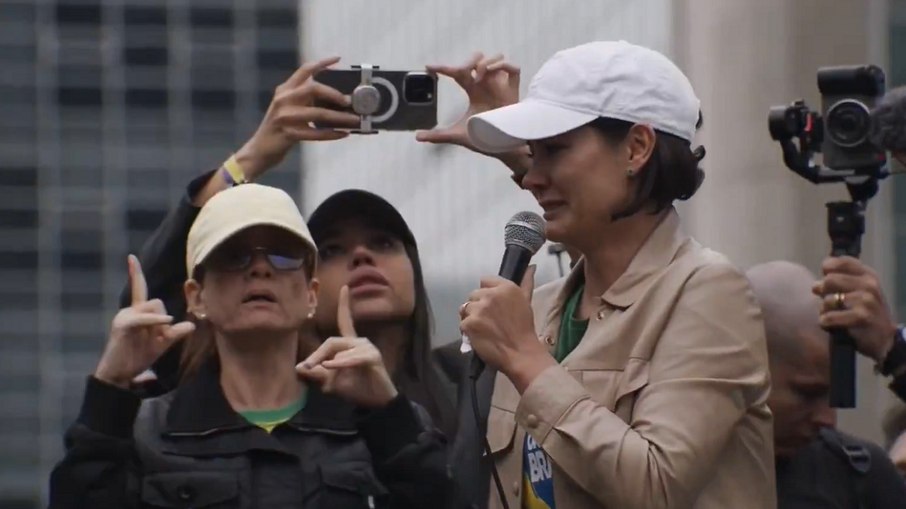 Michelle Bolsonaro chorou em cima do trio elétrico
