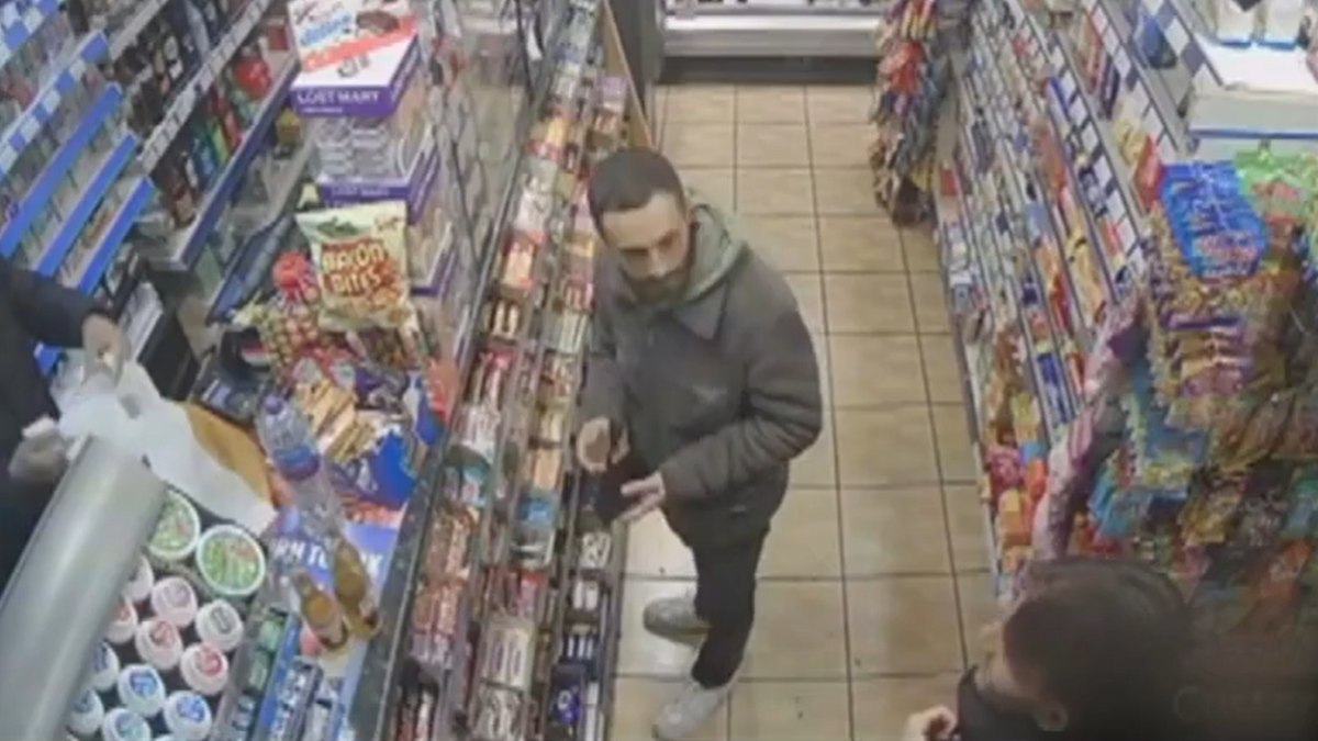 Encontro casual em mercado reúne jovem e pai desaparecido há 20 anos Encontro casual em mercado reúne jovem e pai desaparecido há 20 anos