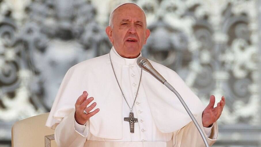 É um escândalo países gastarem tanto com armas, diz Papa Francisco