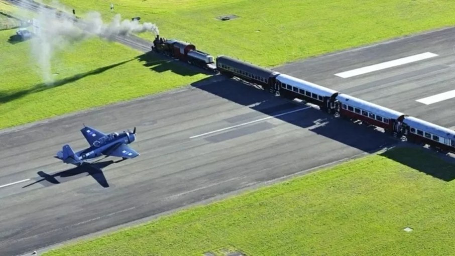 Aeroporto na NZ tem trem passando no meio da pista Aeroporto na NZ tem trem passando no meio da pista