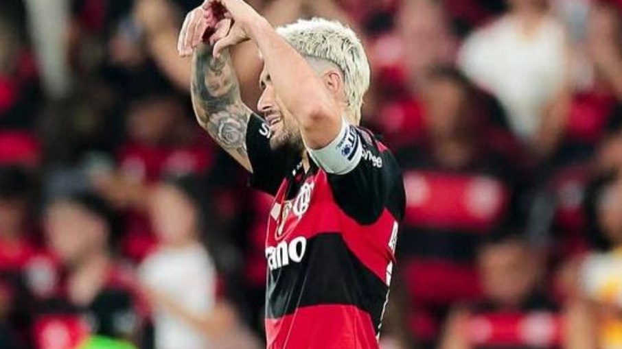 Arrascaeta, do Flamengo, comemora seu gol no 2 a 1 sobre o Cruzeiro