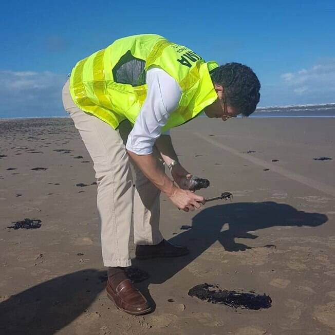 Ricardo Salles visitou praias em Sergipe para avaliar manchas de óleo Ricardo Salles coletando mancha de óleo