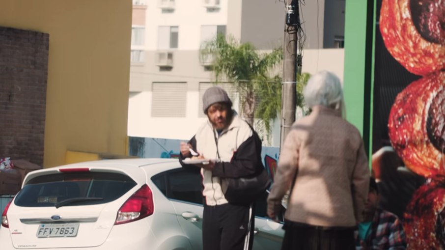 Prefeito de Criciúma, disfarçado de morador de rua, recebeu alimentos das pessoas