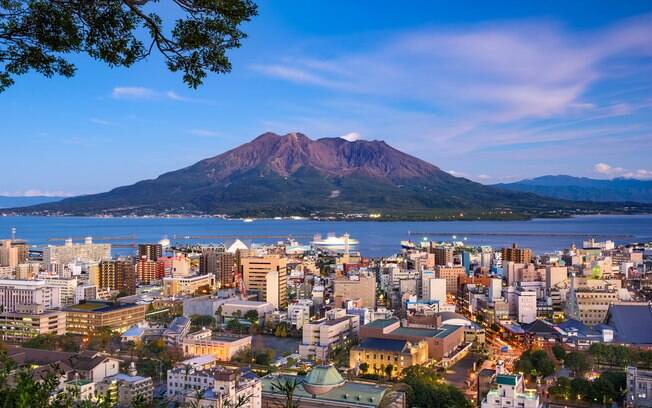 Em Kagoshima, há diversas atrações turísticas e, entre elas,  o vulcão Sakurajima e o Monte Kaimondake