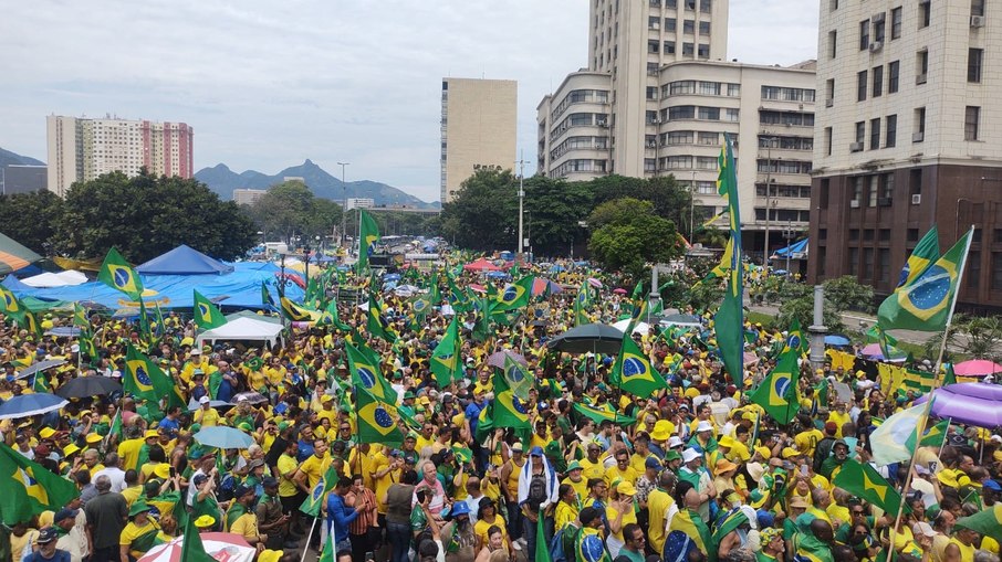 Manifestação em frente ao Comando Militar do Leste, na região central do Rio de Janeiro