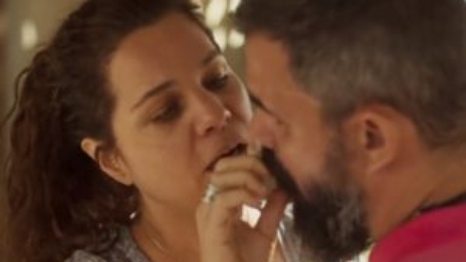 Pantanal: Afrontosa, Maria Bruaca arrasta Alcides para transar com ela na cama de Tenório e leva flagra: “Ele merece”