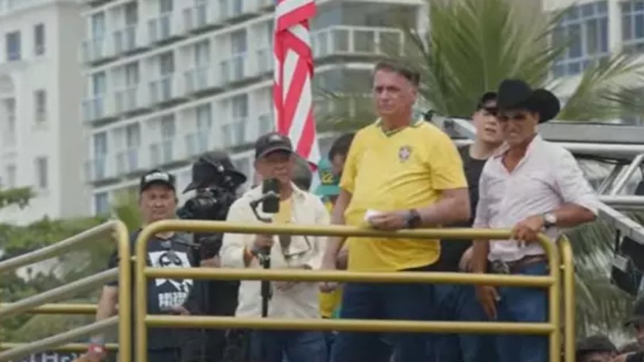 Ao subir no trio elétrico, Bolsonaro foi recebido com gritos de Ao subir no trio elétrico, Bolsonaro foi recebido com gritos de
