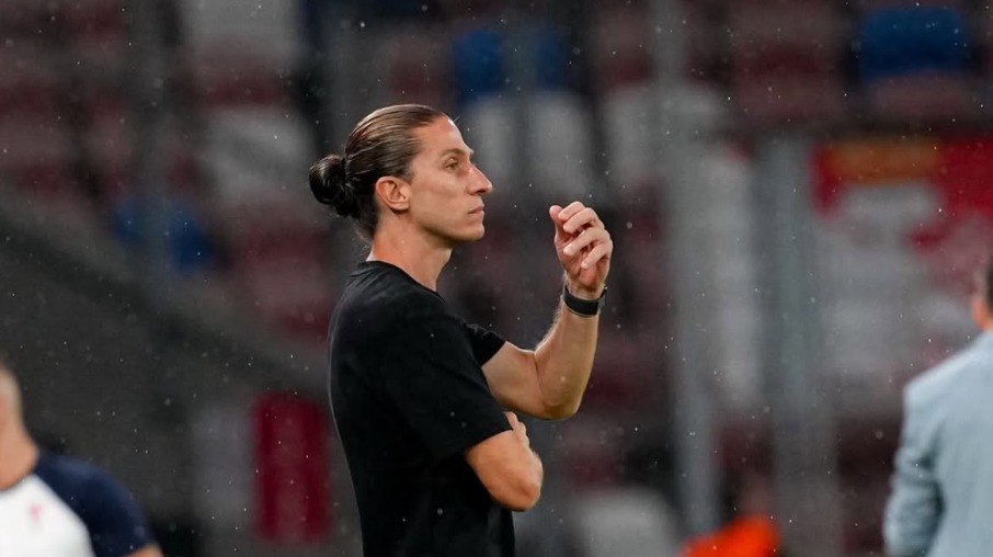 Filipe Luís no jogo de ida contra o Górnik Zabrze