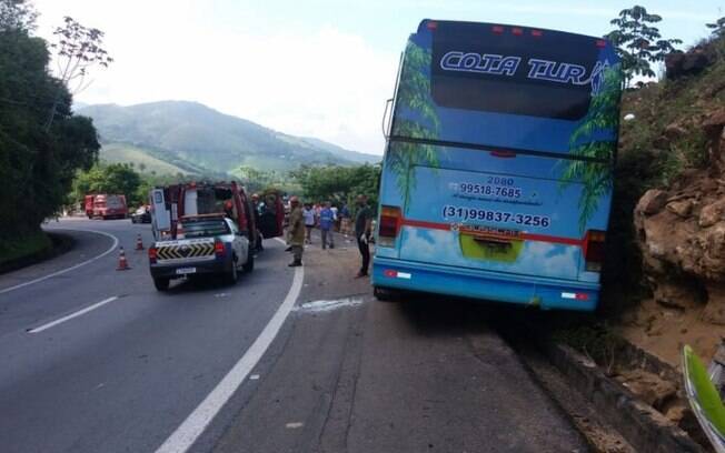 ônibus de viagem bateu na BR 040, no Rio de Janeiro. Duas pessoas morreram e dezenas ficaram feridas ônibus de viagem bateu na BR 040, no Rio de Janeiro. Duas pessoas morreram e dezenas ficaram feridas