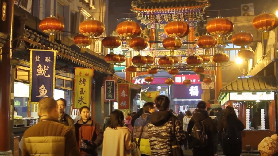 Turistas na rua Wangfujing, em Pequim, na China.