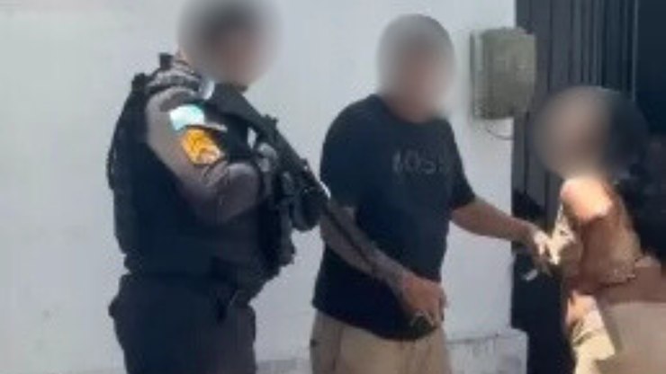 Mulher é derrubada por policial durante abordagem; vídeo