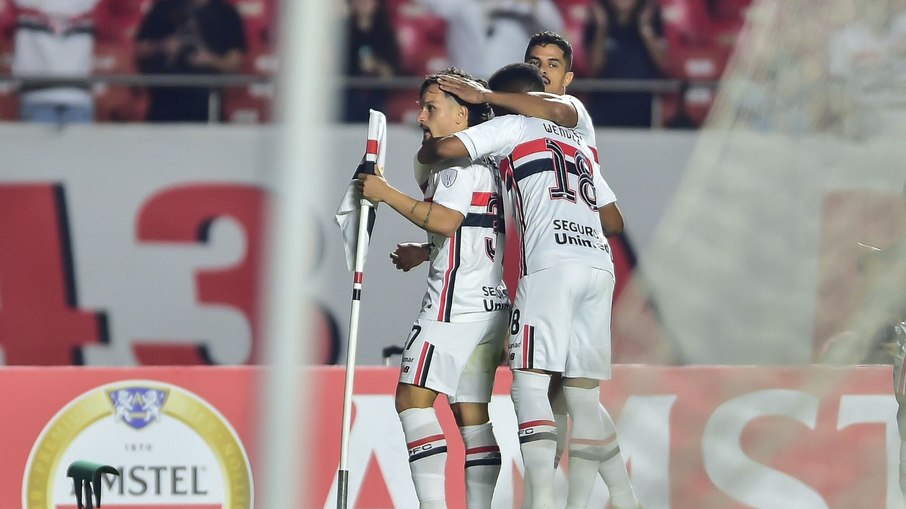 São Paulo encerra jejum, vence o Boston River e avança às oitavas São Paulo encerra jejum, vence o Boston River e avança às oitavas