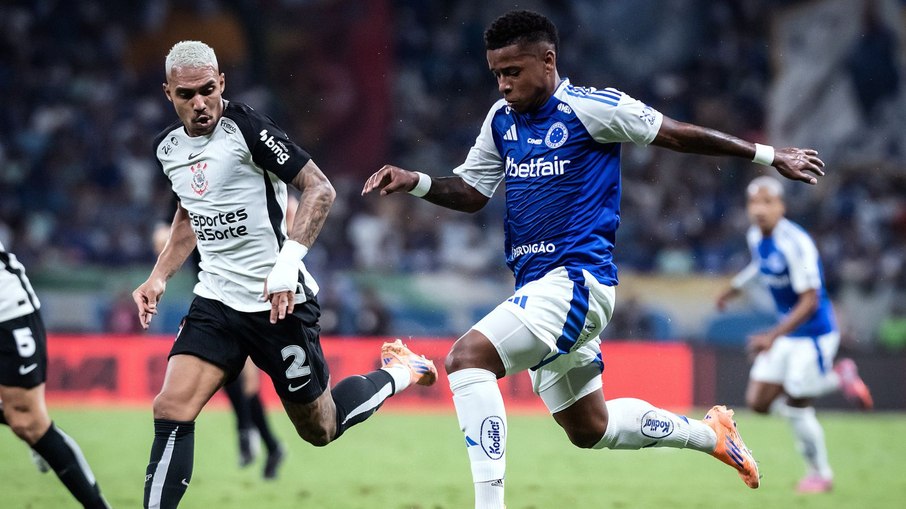 Memphis abre o placar para o Corinthians contra o Cruzeiro