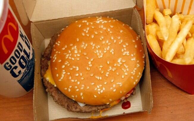 Com vontade de comer hambúrguer, menino de oito anos dirigiu o carro do pai até o  drive-through do McDonald's