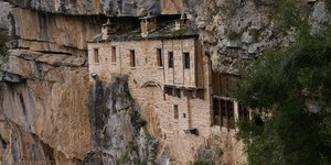 Mosteiro de 800 anos se esconde em caverna de penhasco