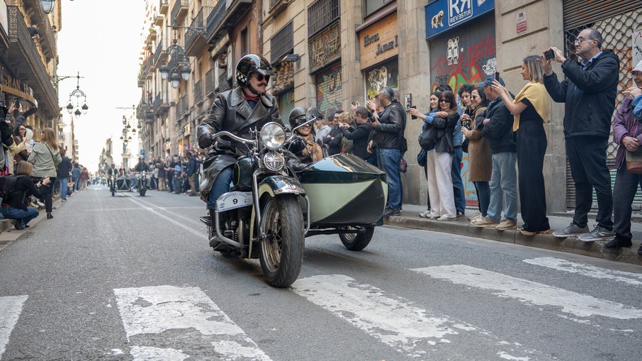 Motocicleta com sidecar fabricada no início do século XX participa do Rally Barcelona-Sitges