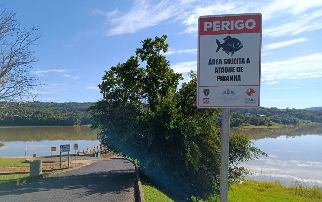 Placas alertam sobre risco de piranhas na orla do Lago Corumbá