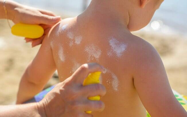 O protetor solar deve ser reaplicado no corpo da criança a cada duas horas e sempre após o contato com a água
