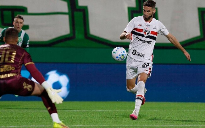 Domingos Duarte, zagueiro do São Paulo, em jogo contra a Chapecoense