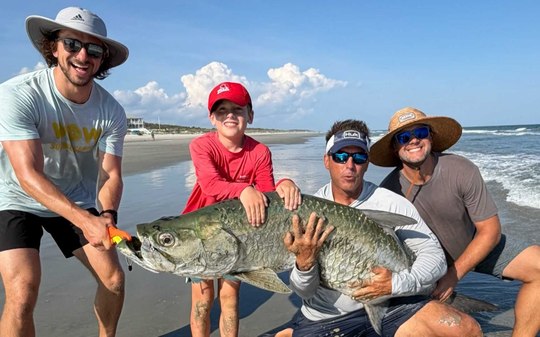 Menino de 9 anos captura peixe com quase 70 quilos no Atlântico