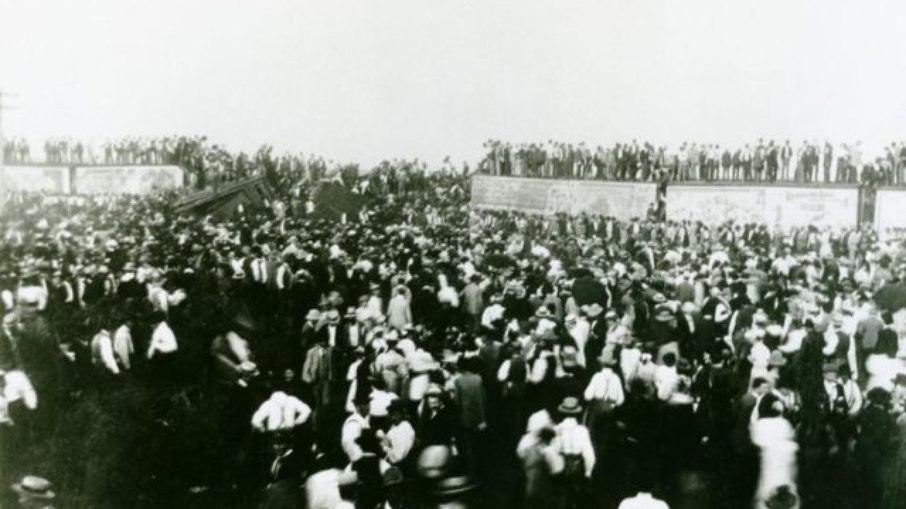 Uma multidão explora os destroços de duas locomotivas após uma colisão frontal que terminou em explosão, 1896. 